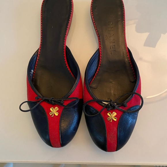 CHANEL slides - Picture 1 of 4